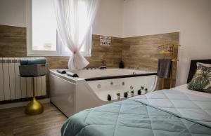 Ένα ή περισσότερα κρεβάτια σε δωμάτιο στο Jacuzzi Express