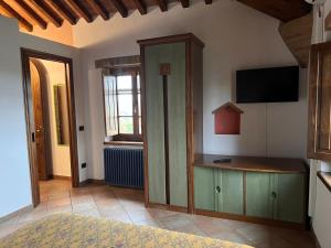 Televízia a/alebo spoločenská miestnosť v ubytovaní Bed & Breakfast Casale Gregoriano