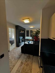 サラエボにあるTheGodfather Apartment - Nova Otoka Avenijaのソファとテーブルのあるリビングルーム