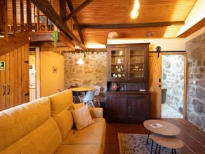 Uma área de estar em Quintinha do Varoso - Little Red Cottage House