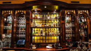 un bar con muchas botellas de alcohol en Stadshotel De Klok, en Breda