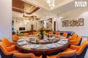 Μια τηλεόραση ή/και κέντρο ψυχαγωγίας στο StayVista at The Glen with Private Pool, Jacuzzi & BBQ