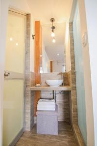 un bagno con lavandino e specchio di SONQO, apartamento con lindas vistas en Cuesta san Blas 561 a Cuzco