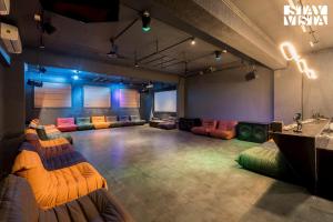 Χώρος καθιστικού στο StayVista at The Glen with Private Pool, Jacuzzi & BBQ +62 φωτογραφίες