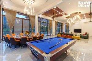 Μια τηλεόραση ή/και κέντρο ψυχαγωγίας στο StayVista at The Glen with Private Pool, Jacuzzi & BBQ