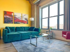 Posezení v ubytování Business Ready 2BR Apartment in South Loop with Skyline view, Optional parking & Gym Access Close to McCormick, Downtown & CTA