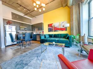 Posezení v ubytování Business Ready 2BR Apartment in South Loop with Skyline view, Optional parking & Gym Access Close to McCormick, Downtown & CTA