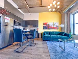 Posezení v ubytování Business Ready 2BR Apartment in South Loop with Skyline view, Optional parking & Gym Access Close to McCormick, Downtown & CTA