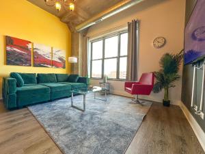 Posezení v ubytování Business Ready 2BR Apartment in South Loop with Skyline view, Optional parking & Gym Access Close to McCormick, Downtown & CTA