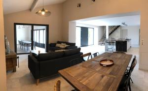 Gîte Chez Marcel & Marthe في Saint-Front-la-Rivière: غرفة معيشة مع طاولة خشبية وأريكة