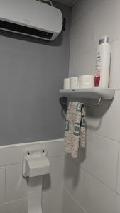 baño con aseo y estante con papel higiénico en loft el taller, en Lumpiaque 25 fotos más