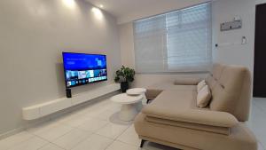 TV a/nebo společenská místnost v ubytování Minimalist Heaven Near Tmn Intan