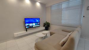 TV a/nebo společenská místnost v ubytování Minimalist Heaven Near Tmn Intan