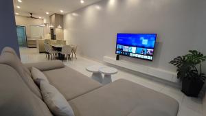 TV a/nebo společenská místnost v ubytování Minimalist Heaven Near Tmn Intan