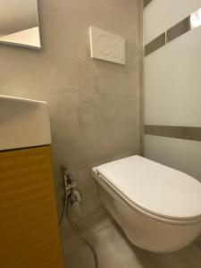 une salle de bain avec des toilettes blanches et un lavabo dans l'établissement Quiet and stylish - Bari city center, minutes to station, à Bari