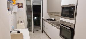 una cocina con refrigerador y estufa horno superior en Casa Vacanze Profumo di Mare, en Bari 42 fotos más
