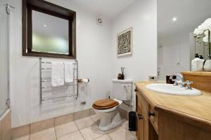 Ένα μπάνιο στο Central Location Holiday Home +17 φωτογραφίες