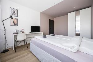 Postel nebo postele na pokoji v ubytování GoldenHugo rooms