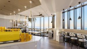Un restaurante u otro lugar para comer en Beach Front Oasis with Private Courtyard