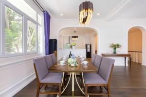 a dining room with a table with chairs and a chandelier at Villa Khởi Nghĩa Bắc Sơn - Gần Chợ Đêm Gần Hồ XH Đà Lạt in Xuan An