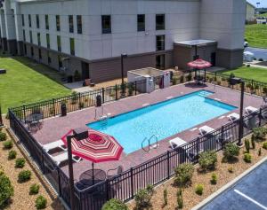 an overhead view of a swimming pool with an umbrella at Hampton Inn Blytheville in Blytheville