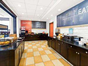a fast food restaurant with a counter and a cafeteria at Hampton Inn Blytheville in Blytheville