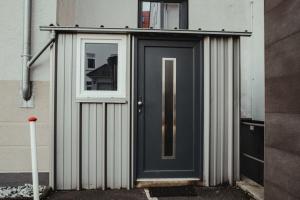 a black door with a window on a building at Flaty-Bielefeld Handwerker Rustikal in Bielefeld