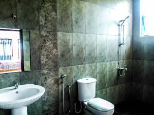 Koupelna v ubytování Randhi La Beach View Lounge
