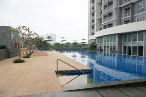 Bazén v ubytování Well Designed and Strategic 2BR at Ciputra International Apartment By Travelio nebo v jeho okolí