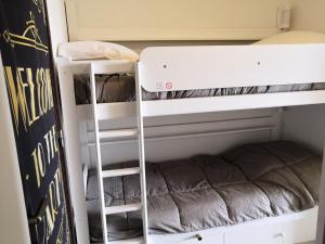 Postel nebo postele na pokoji v ubytování Studio cabine face piscine