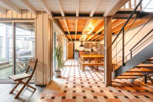 ein Raum mit einer Treppe und einem Tisch und Stühlen in der Unterkunft Couleur Patio, Loft Atypique, Sauna in Saint-Denis-dʼOléron