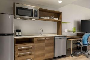 Kuchyň nebo kuchyňský kout v ubytování Home2 Suites By Hilton East Austin - near Downtown and UT