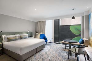 Postel nebo postele na pokoji v ubytování Hilton Melbourne Little Queen Street
