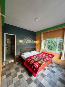 Rúm í herbergi á Mohini classic Hotel, unwind in the nature