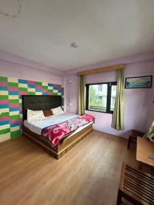 Rúm í herbergi á Mohini classic Hotel, unwind in the nature