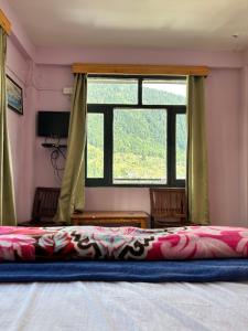 Rúm í herbergi á Mohini classic Hotel, unwind in the nature