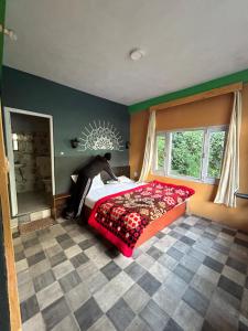 Rúm í herbergi á Mohini classic Hotel, unwind in the nature
