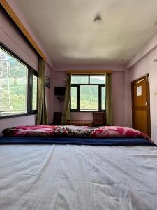 Rúm í herbergi á Mohini classic Hotel, unwind in the nature