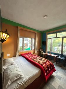 Rúm í herbergi á Mohini classic Hotel, unwind in the nature