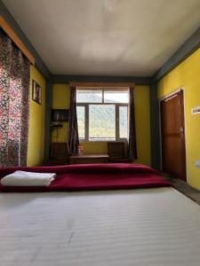 Rúm í herbergi á Mohini classic Hotel, unwind in the nature