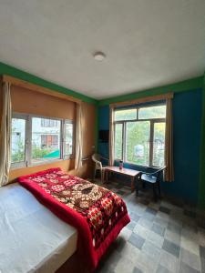 Rúm í herbergi á Mohini classic Hotel, unwind in the nature