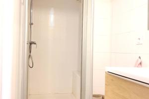 Ένα μπάνιο στο Bright T2 near city center +5 φωτογραφίες