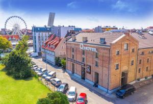 z góry widok na miasto z samochodami zaparkowanymi na parkingu w obiekcie Q Hotel Grand Cru Gdańsk w Gdańsku