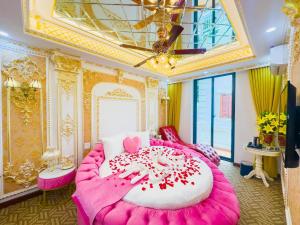 Postel nebo postele na pokoji v ubytování King's Hotel Pháp Vân