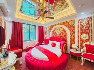 Postel nebo postele na pokoji v ubytování King's Hotel Pháp Vân
