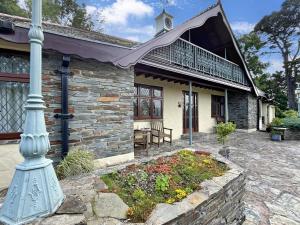 een huis met een straatlicht ervoor bij Gamekeeper’s Cottage Martinhoe in Martinhoe