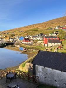 - une vue sur une ville avec une rivière et des maisons dans l'établissement Cottage by the waterfront, à Vestmanna