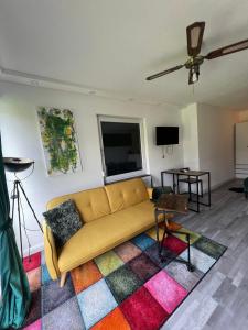 Μια τηλεόραση ή/και κέντρο ψυχαγωγίας στο Cozy Apartment in Mochenwangen