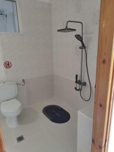 Ένα μπάνιο στο Dimitra House Entire apartment with balcony and view