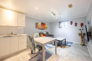 uma cozinha e sala de estar com uma mesa e uma cozinha e um sofá em Fresh Private Apartment Lower level- 2 beds em Brampton mais 15 fotografias